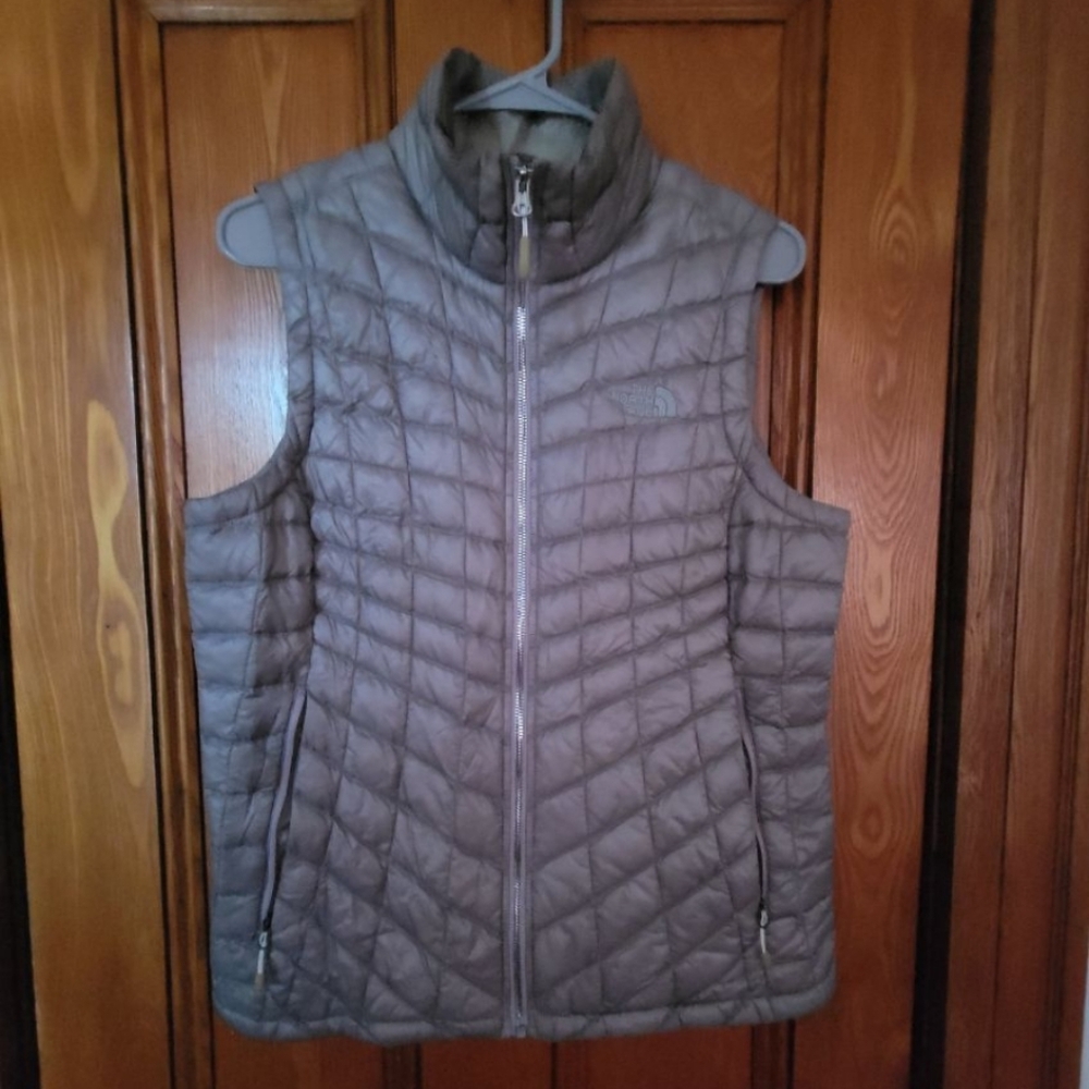 NORTH FACE thermoball PUFFER VEST medium